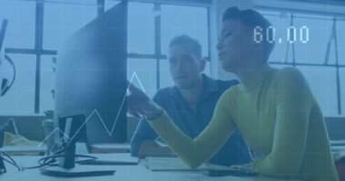 Veri uzmanı ofis monitöründeki yeni çıkan çizgi grafiğini işaret ediyor. Sürücü takımı iş analizleri. İşbirliği, analitik, çalışma alanı, veri görselleştirme, modern, profesyonel, takım çalışması