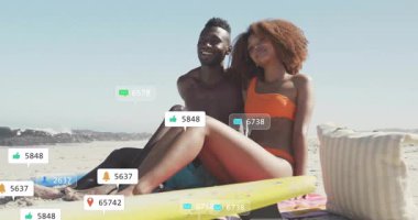 Sosyal medya tepkileri sörf tahtasının etrafında kabarırken kadın ve erkek okyanusa doğru eğiliyor. Romantik, boş zaman, rahatlama, deniz kenarı, bağlantı, dinginlik, açık hava