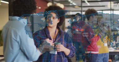 Teknoloji ofisinde kahve tutan ve dijital harita kaplamalı meslektaşlar strateji oturumunda kayboluyor. İşbirliği, yenilik, takım çalışması, dijital, strateji, modern, ağ oluşturma