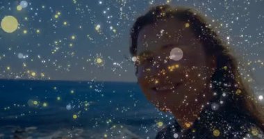 Güzellik reklamı, okyanusa yansıyan yanlamasına tepki veren bir kadını gösteriyor. Lüks, zarafet, sükunet, akış, farkındalık, doğal, canlı