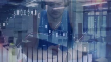 Canlandırılmış şamdan çizelgeleri ekran süpüren adam notlar alıyor ve pazar verilerini gözden geçiriyor. Finans, analiz, üretkenlik, teknoloji, konsantrasyon, iş, çalışma alanı