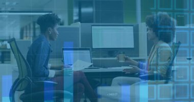 İkinci şahıs, toplantı sırasında gözlem belgelerinde işaret veriyor, baro çizelgesini örtüyor, ızgara ve çizgi grafiğini çiziyor. İşbirliği, takım çalışması, veri analizi, iş toplantısı, profesyonel çevre, dijital çalışma alanı, üretkenlik