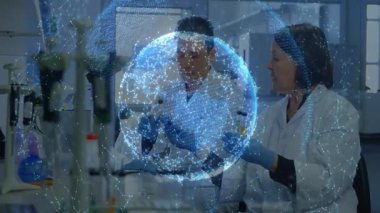 Laboratuvarda ortaya çıkan dijital küre bilim adamlarını yönlendiriyor, jest yapıyor, solarken test tüplerini hizalıyor. Bilim, yenilik, işbirliği, araştırma, teknoloji, kesinlik, keşif