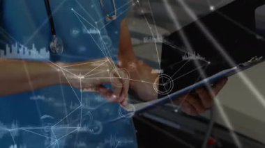 Doktor verileri inceliyor, yırtıyor, büyütüyor ve tıbbi raporda genişleyen animasyonlar yapıyor. Tıbbi, profesyonel, dijital, analitik, sağlık, teknoloji, veri