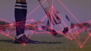 Spor sahnesi, kadın atletlerin topa vurduğunu ve sonra pembe şebekenin ayak etrafında dönüp durduğunu gösteriyor. Atletik, spor, hareket, teknoloji, enerji, açık hava, rekabetçi