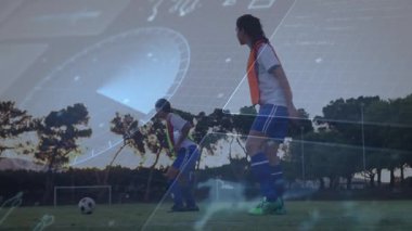 Animasyon oklarıyla kapanış yapan defans oyuncuları olarak sahada hücum edenlere doğru top yuvarlanıyor. Atletik, takım çalışması, strateji, dinamik, açık hava, rekabetçi, fitness