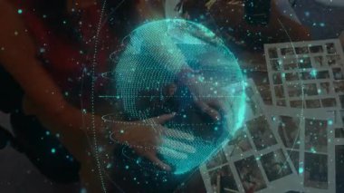 Portre çerçevesi tasarımcılarını dizüstü bilgisayarları ve dönen holografik küreyi kullanarak sayfaları taradıktan sonra. İşbirliği, yenilik, teknoloji, dijital, yaratıcılık, beyin fırtınası, gelecekçilik