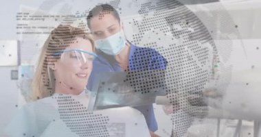 Diş hekimi tableti hastaların görüş alanına kaydırıyor ve dişlerini yakınlaştırmak için röntgen çekiyor. Diş, sağlık, teknoloji, hasta, klinik, muayene, profesyonel