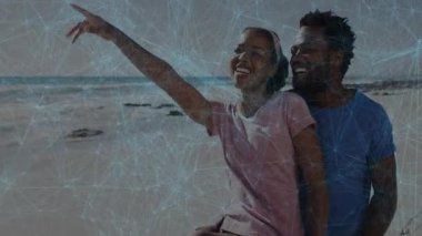 Kumlu kumsalda sağ kolunu kaldıran bir kadın erkek desteklerken ağ teknolojisi tanıtımını başlatıyor. Eğlence, bağlantı, açık hava, eğlence, farkındalık, arkadaşlık, arkadaşlık.