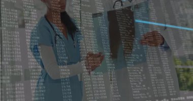 Hemşire ve doktor X-ray üzerinde çalışırken aynı zamanda tanı analizine rehberlik ediyor. Tıbbi, teknoloji, analiz, tanı, klinik, geleceksel, sağlık hizmetleri