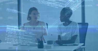 Animasyon çizelgeleriyle iş toplantılarındaki veri eğilimlerini analiz eden meslektaşlar. İşbirliği, profesyonellik, takım çalışması, analitik, modern iletişim, ofis