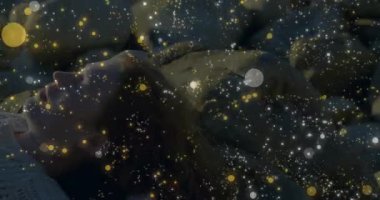 Sahne, parçacık sağlık için sürüklenirken kadının çakıl taşlı yatakta yukarıya bakmasıyla başlıyor. Dinginlik, içgözlem, meditasyon, farkındalık, göksel, dinsel, huzur