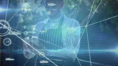 Şef tableti kaldırıyor, analitiği incelemek için holografik çizelgeler oluşturarak açık kafede geziniyor. Teknoloji, yenilik, veri, dijital, kurumsal, fütüristik, profesyonel.