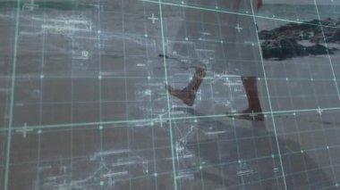 Kadın sahil şeridinde yürürken, saydam holografik ızgara teknik tasarım için takip adımlarında zayıflıyor. Gelecekçi, minimalist, sakin, dijital, dinginlik, keşif, ekosistem