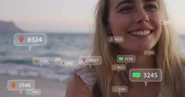 Yaratıcı gün batımında kıyıda durup işaretleyicinin belirdiğini ve AR simgelerinin teknolojik gelişimi gösterdiğini görüyor. Teknoloji, yenilik, rahatlama, dijital bağlantı, dinginlik, açık hava