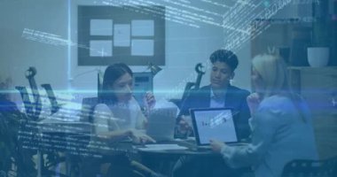 Meslektaşlar çizelgeleri paylaşıyor ve dizüstü bilgisayarları işaret ediyor, iş verilerini ikili kalp pili ile gösteriyorlar. Şirket, takım çalışması, analiz, dijital, yenilik, modern, veri