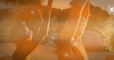 İş ortakları, plajda dostluğu kutlamak için kollarını kaldırıyor. Kıvılcımlar saçıyor. Plaj, arkadaşlık, kutlama, günbatımı, açık hava, yaşam tarzı, eğlence