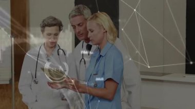 Hemşire elinde hasta verilerini klinikte gösteriyor. Doktorlar dosyaları göstererek inceliyor. İşbirliği, takım çalışması, sağlık, tıbbi, teknoloji, profesyonellik, analiz