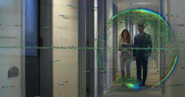 İş adamları ofis koridorunda yürürken klasör içeriğini incelerken arıza etkisi yaratıyor. Profesyonel, kurumsal, gelecekçi, yenilikçi, takım çalışması, teknoloji, iletişim