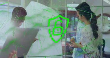 Takım arkadaşı bilgisayardan teknik verileri yazarken, çalışma arkadaşlarımız kalkan kilitlenmesini başlatıyorlar. İşbirliği, takım çalışması, yenilik, dijital, siber güvenlik, ofis, modern