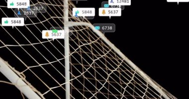 Uçan futbol topu ağa çarpıyor, simgeler sürüklenirken dalgalanmalara neden oluyor, çatışmayı gözünde canlandırıyor. Spor, dijital, minimalist, animasyon, eğlence, etkileşim, teknoloji