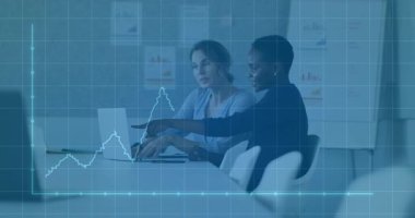 Dizüstü bilgisayardaki iki kadın iş analizi sırasında artan, pürüzlü grafiği gösteriyor. Veri, işbirliği, takım çalışması, analiz, teknoloji, profesyonel, modern