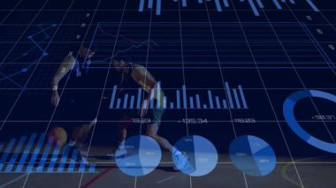 Mavi formalı oyuncularla karşılaşan oyuncular, defans oyuncusunun yanından geçerek sayı yapmak için basket atıyorlar. Sporcular, yarışma, spor, görselleştirme, fitness, takım çalışması, veri