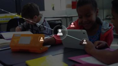 Tablet tıklatan, ikon üreten ve görselleştiren eğitim ağını yayan bir kız. İşbirliği, bağlantı, teknoloji, öğrenme, eğitim, dijital, takım çalışması