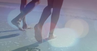 Dalgalar geri çekilirken ve seyahat pazarlaması için ayak izleri bırakırken çift ayak parmaklarını ıslak kuma bastırıyor. Ayak izleri, sahil, sahil, doğa, macera, sükunet, siluet