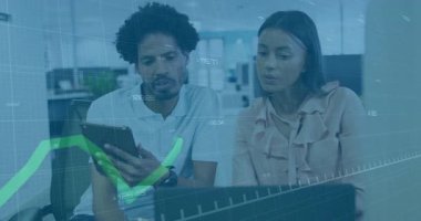 Tableti tıkırdatan erkek ve kadın eğilimli, yeşil finans tablosunu başlatıyor trendleri gözden geçirmek için yükseliyor. İşbirliği, veri analizi, iş stratejisi, dijital çalışma alanı, profesyonel çevre, büyüme eğilimleri, modern tasarım