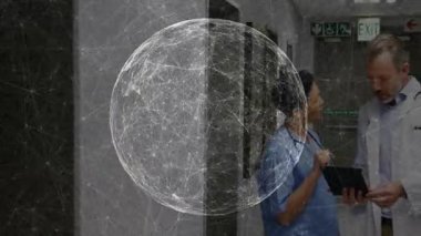 Kadın hemşire tableti tıkırdatıyor ve dünyayı etkinleştiriyor. Doktor hasta verilerini inceliyor. İşbirliği, sağlık, dijital yenilik, profesyonel takım çalışması, tıbbi teknoloji, hastane ortamı, modern tasarım