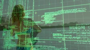 Dişi şnorkeller, göl kenarında dalış için uygun görünen teknoloji kaplamasında maske kaldırıyor. Macera, keşif, sükunet, teknoloji, su, eğlence, açık hava