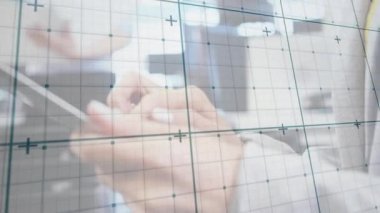 İş kadını, klavyeyi şeffaf çerçeve veri incelemesi olarak yazan tablete tıklama stili. Teknoloji, çalışma alanı, profesyonel, yenilik, işbirliği, modern, üretkenlik