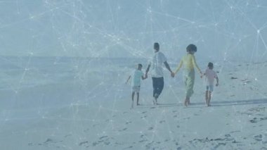 Üst üste biniyor, aile kıyı boyunca yürüyor hareket analizi teknolojisi için el ele tutuşuyor. Aile, birlik, birliktelik, dinginlik, bağlantı, açık hava, boş zaman