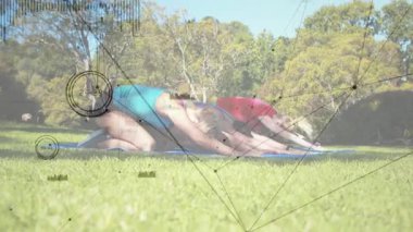 Fitness arkadaşları dinlendikten sonra gövdelerini göğüs arkası kıvrımına bastıran minderlere geri çekiyorlar. Sağlık, dostluk, açık hava, atletik, esneklik, rahatlama, uyum.