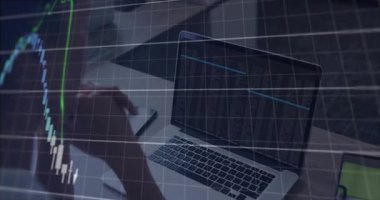 Yetişkin bir kadın dizüstü bilgisayar kodunu izliyor, şebekeyi çalıştırıyor ve piyasa analizi için çizelgeyi canlandırıyor. Finans, veri, analitik, teknoloji, profesyonel, çalışma alanı, yatırım