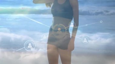 Plajdaki kadın, dijital ağ genişlemesini gösteren şeffaf bir simgeyle gözleri gölgeliyor. Fütüristik, bağlantı, yenilik, dijital, teknoloji, sağlık, canlılık