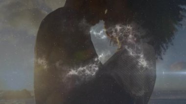 Sahilde gün batımında birbirine yaslanan çift, filmdeki yüzler arasında dönen nebulayı başlatıyor. Romantizm, bağlantı, göksel, siluet, dinginlik, samimiyet, gökyüzü