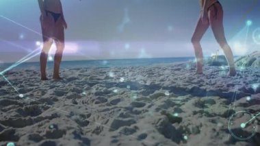 Kumsalda ağırlık değiştiren iki arkadaş, beşlik çakarak kutlayan yanlama teknolojisi ağını kutluyor. Arkadaşlık, koordinasyon, canlılık, eğlence, bağlantı, açık hava, dinamik