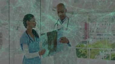 Yapay zeka olarak eğilip, teşhis için akciğer yapılarını vurgulayan X-ray film doktoru tutan hemşire. Tıbbi, işbirliği, teknoloji, sağlık, analiz, profesyonel, teşhis