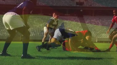 Kırmızı formalı oyuncular çim üzerinde top yakalama, top yakalama ve ragbide pas atma müsabakalarına katılıyorlar. Sporcular, takım çalışması, rekabet, yoğunluk, strateji, hareket, spor