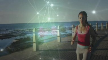 Koşucu kareye sağdan giriyor, sahil boyunca koşuyor, zindelik hareketini analiz ediyor. Atletizm, farkındalık, yenilik, teknoloji, açık hava, refah, kararlılık