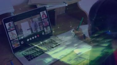 Öğretmen jestinden sonra, kız e-öğrenmeyle notlar yazıyor, veriler dizüstü bilgisayarda titreşiyor. Teknoloji, eğitim, uzaktan kumanda, dijital, konsantrasyon, öğrenme, iletişim