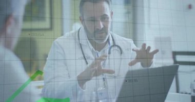 Doktor, dizüstü bilgisayar üreten şebekeye eğilip hasta sağlığı ölçümlerini görselleştiren yeşil çizelgeyi kaplıyor. Sağlık, veri, analitik, danışma, iletişim, profesyonellik, netlik