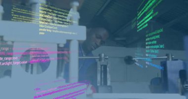 Kod katmanları göründüğünde, teknoloji metali baskı altında hizalıyor, kolu çekiyor, mühürlü kısımları inceliyor. Sanayi, imalat, otomasyon, kontrol, yenilik, mühendislik, dijital