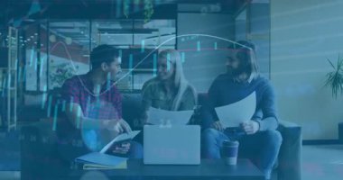 Meslektaşlar dizin kaydırma raporları açarken aynı zamanda animasyon finans grafikleri titreşimli verileri analiz ediyorlar. Takım, beyin fırtınası, yenilik, modernlik, iletişim, strateji, analitik