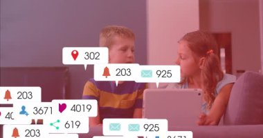 Uygulama güncellemelerini kontrol ederken tablete odaklanan kardeşler, ekran etrafında çoğalan simgeleri izliyorlar. Çocuklar, teknoloji, eğlence, dijital, etkileşim, modern, iletişim