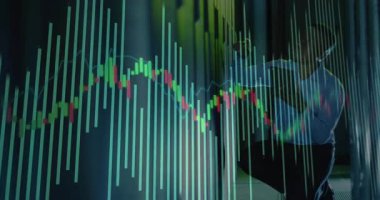 Finans analisti şeffaf panel çizgilerinin önünde diz çökerken nabız ölçme çubukları analizi doğruluyor. Veri görselleştirme, dijital arayüz, iş analizleri, geleceksel tasarım, büyüme, yenilik, kesinlik