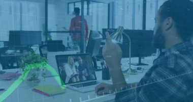 Bilgisayara tıklamak, finans araması başlatmak, adam yükseltmek, daktilo etmek, hisse senedi şemasını takip etmek. Şirket, takım çalışması, dijital, profesyonel, işbirliği, iş dünyası, yenilik