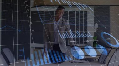 Yönetici odaya giriyor, masaya yaslanıyor bar grafikleri hazırlıyor ve tartışmaya hazırlanıyor. Teknoloji, yenilik, veri görselleştirme, profesyonel, modern, analitik, strateji